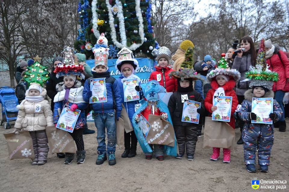 В Олешках відкрили новорічну ялинку
