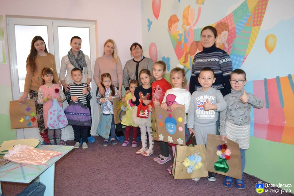 «Геть поліетиленові пакети та кульки!», - закликають наймолодші жителі Олешок