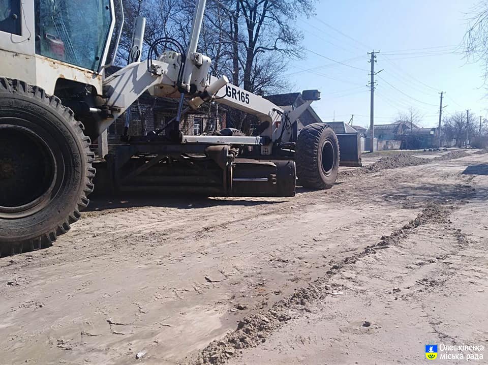 В Олешках розпочалося грейдерування вулиць