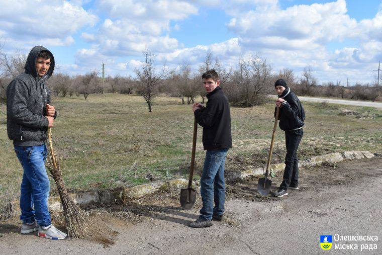 Ліцеїсти долучились до заходів з благоустрою Олешок