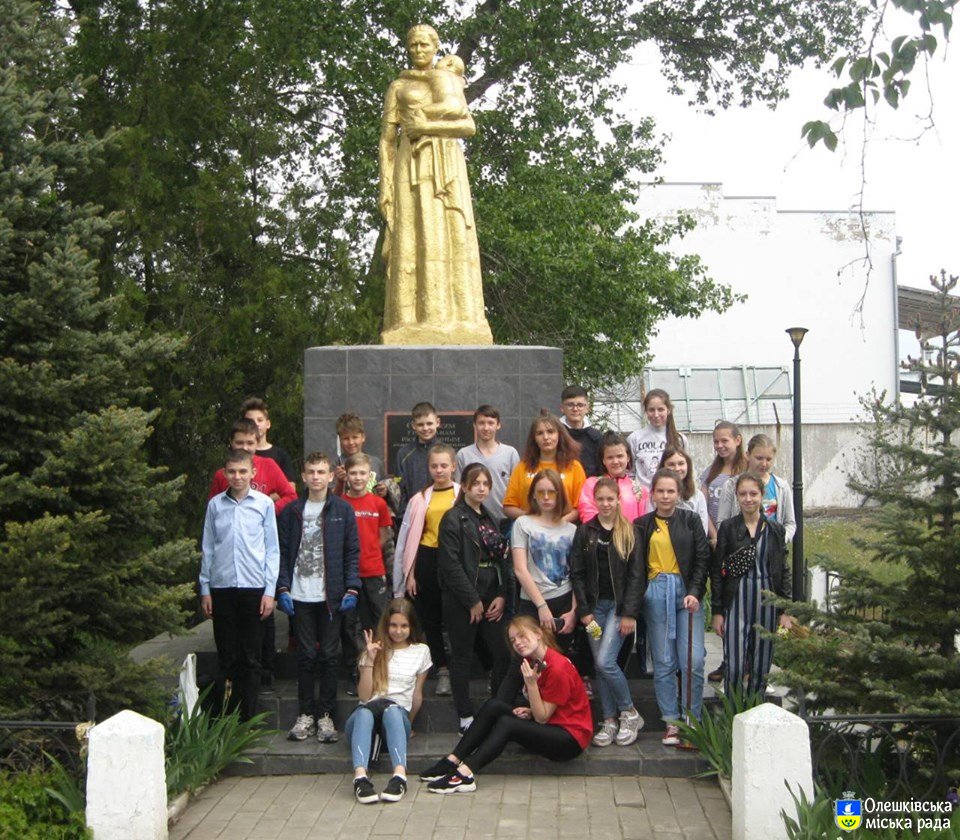Олешківські учні не словом, а ділом демонструють своє ставлення до минулої війни та її героїв