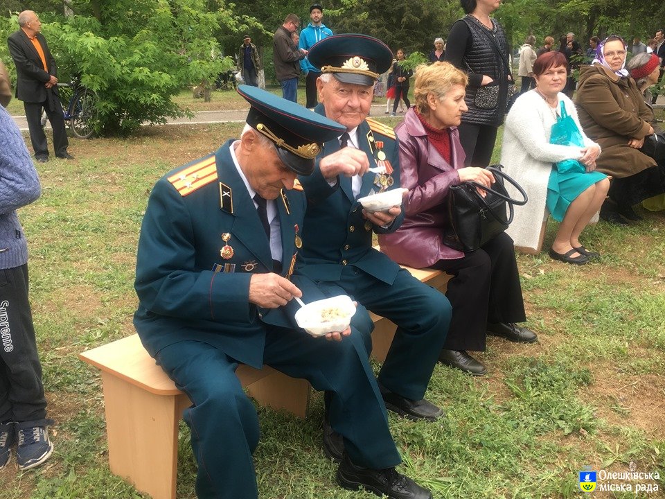 В Олешках до дня Перемоги ветеранів привітали концертом фронтових пісень і пригостили польовою кашею