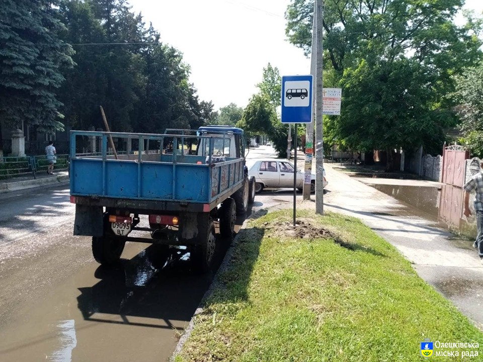 Проводиться заміна дорожніх знаків на автобусних зупинках м. Олешки