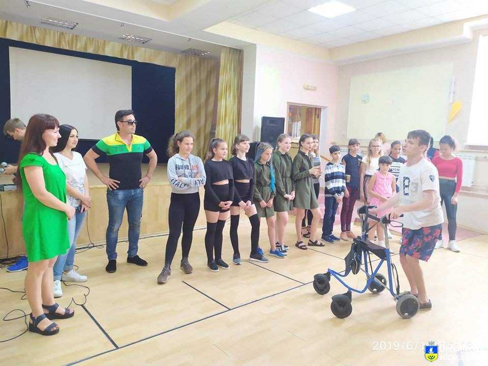 Спеціалісти виконавчого комітету Олешківської міської ради завітали з концертною програмою в Олешківський дитячий будинок інвалідів
