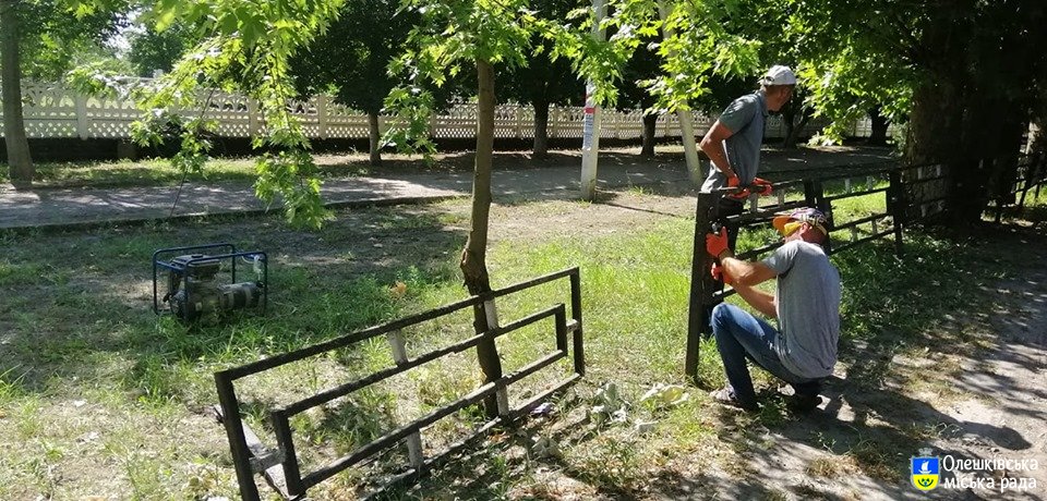 В Олешках розпочато встановлення нової огорожі по вулицям Софіївській та Пролетарській