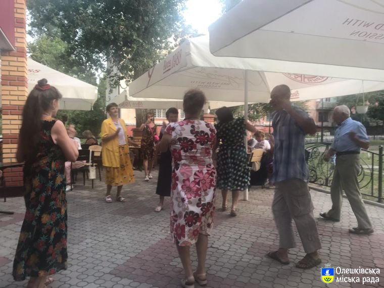 Напередодні Івана Купала, в Олешках відбувся черговий танцювальний вечір для людей поважного віку