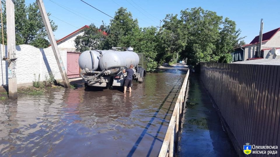 В Олешках здійснюється ліквідація скупчення дощових вод