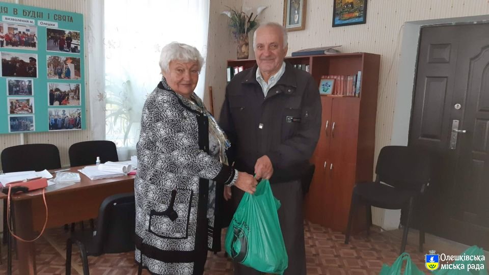 Олешківців поважного віку привітали зі святом