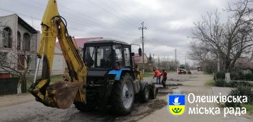 Плановий ремонт доріг в Олешах триває