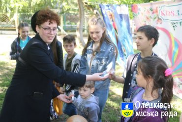 В Олешках вітали дітей зі святом