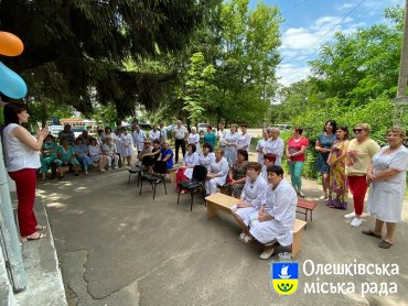 В Олешках привітали з професійним святом медиків