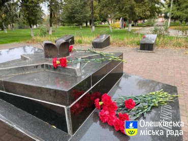 В Олешках відбулось покладання квітів до 76-ї річниці визволення України від німецько-фашистських загарбників