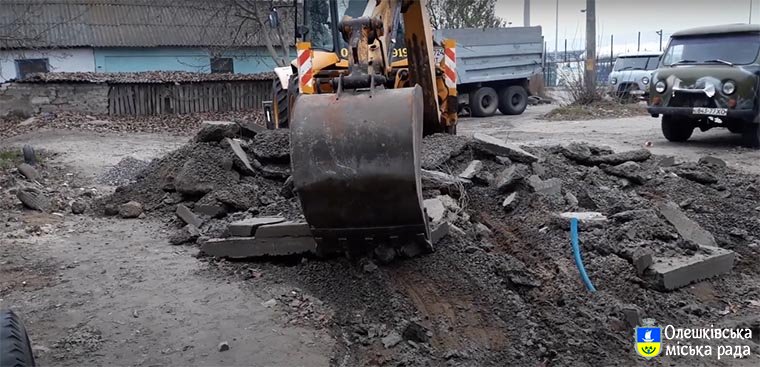 Від слів до справи: в Олешках демонтували незаконний фундамент під майбутнім торговим кіоском