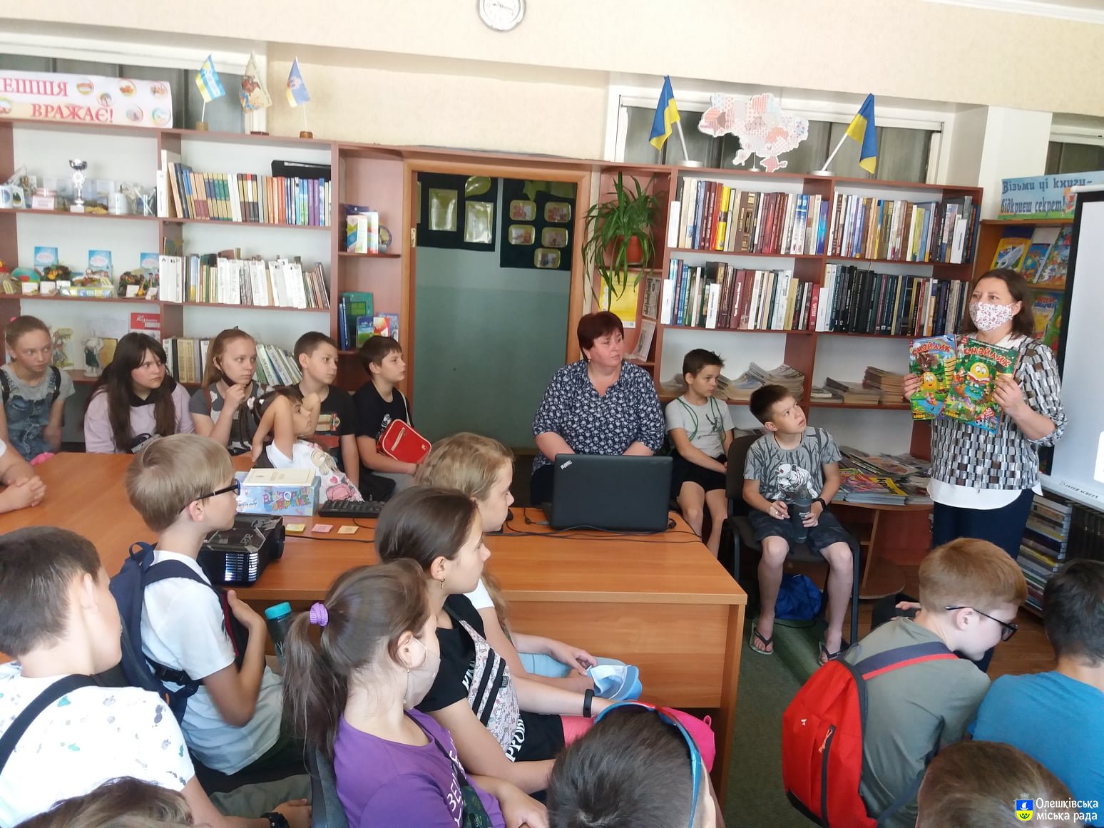 НАСИЧЕНИЙ ЧЕРВЕНЬ В  ОЛЕШКІВСЬКІЙ ЦЕНТРАЛЬНІЙ  КНИГОЗБІНІ!
