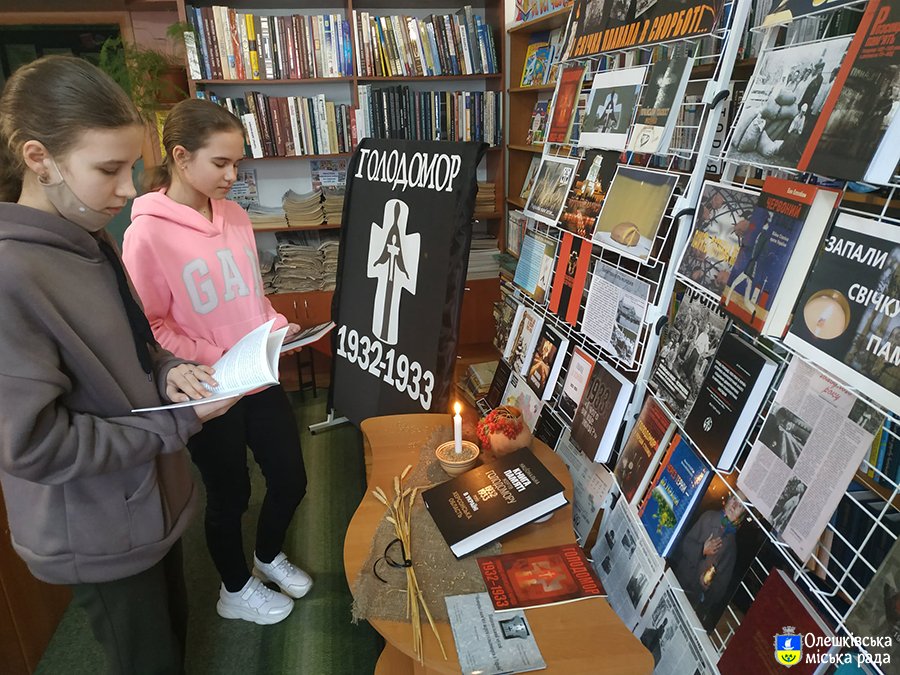В БІБЛІОТЕКАХ ОЛЕШКІВСЬКОЇ ГРОМАДИ ВШАНУВАЛИ ПАМ'ЯТЬ ЖЕРТВ ГОЛОДОМОРІВ В УКРАЇНІ
